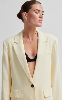 Second Female - Geel Blazer
